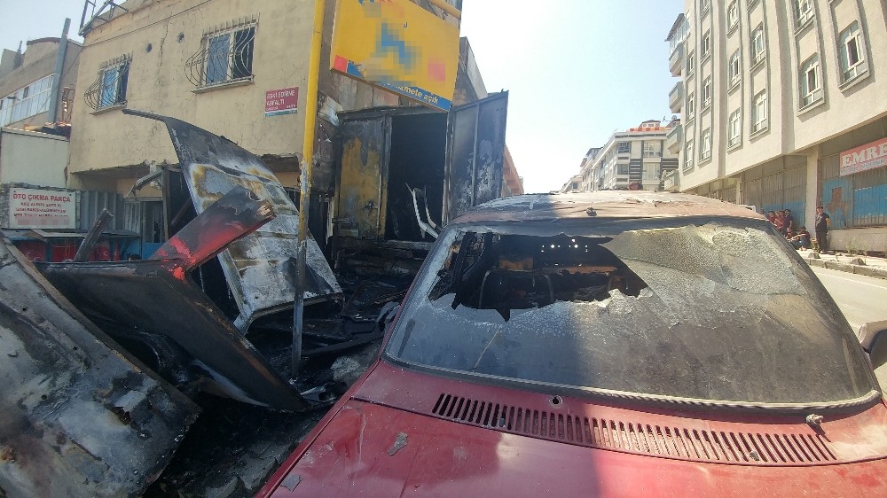 Sultangazi’de oto tamircisinde yangın çıktı, 2 araç kül oldu 