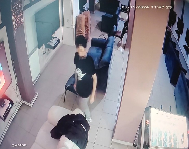 Sultangazi'de oyun konsolu hırsızlığı kamerada: 