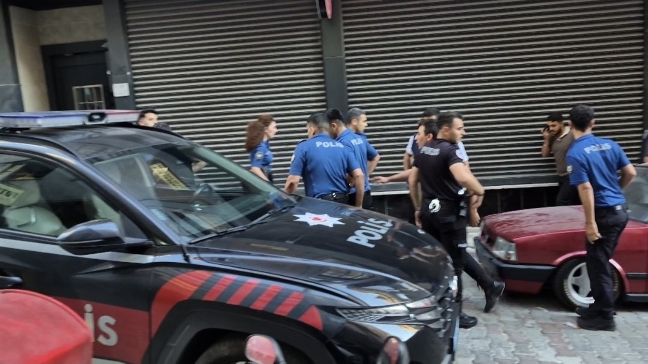 Sultangazi’de polise bıçaklı saldırı