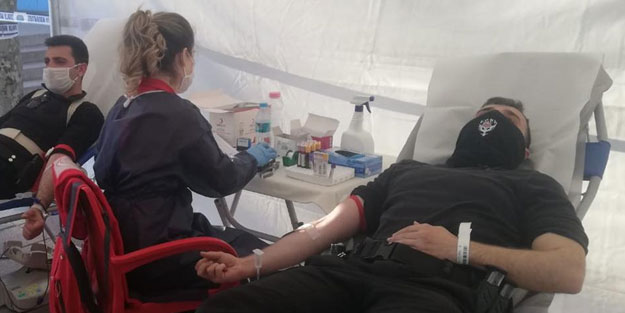 Sultangazi'de polislerden kan bağışı