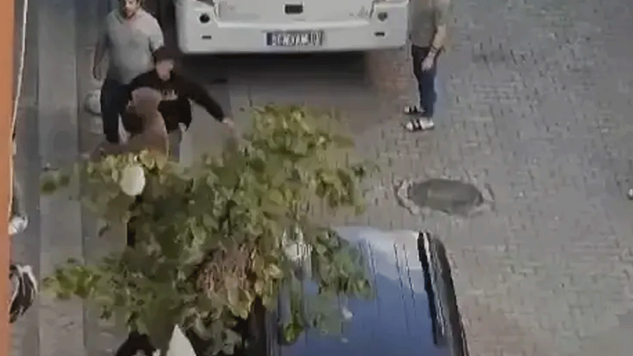 Sultangazi'de sokak ortasında dehşet! İki grup arasında silahlı kavga çıktı!