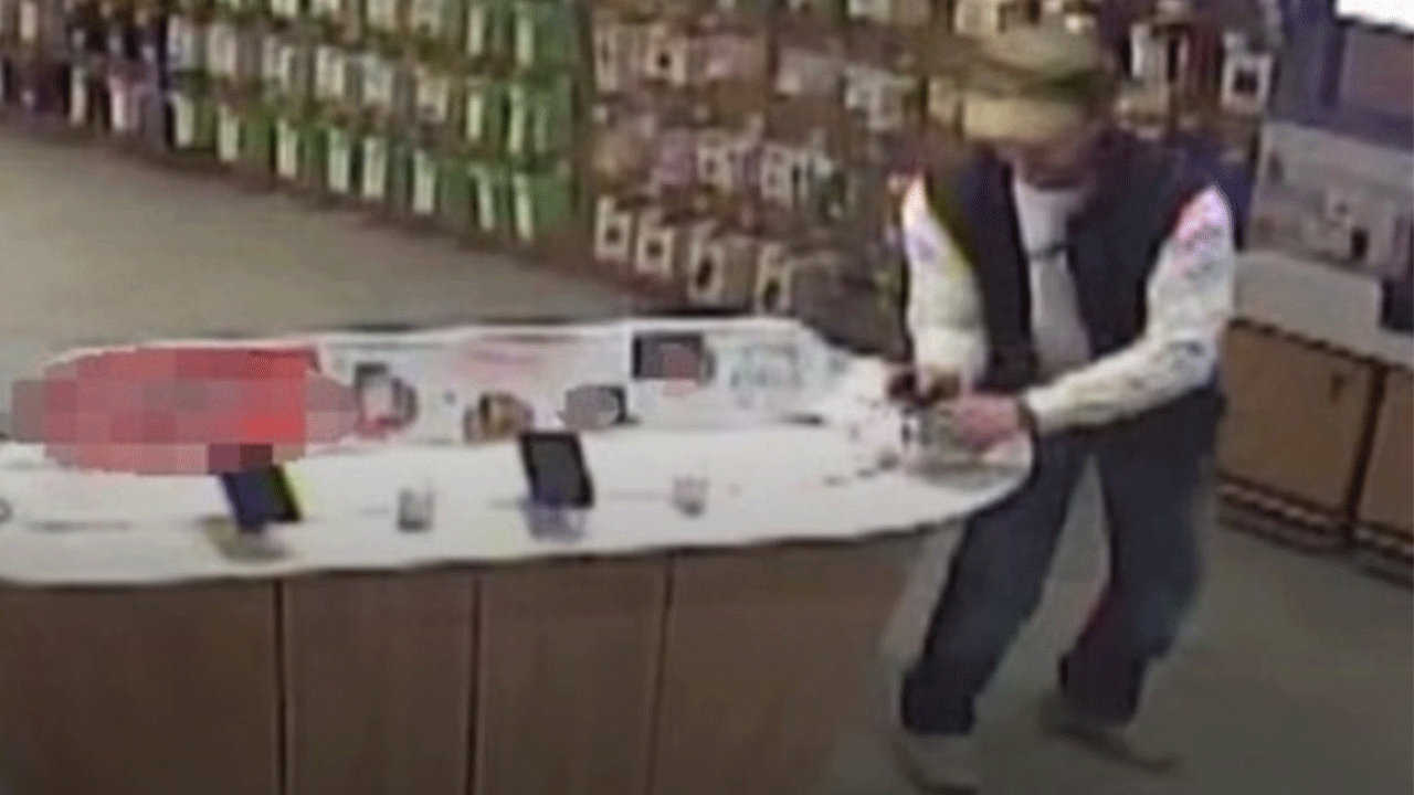 Sultangazi'de telefon hırsızlığı kamerada: Kaşla göz arasında çaldı!