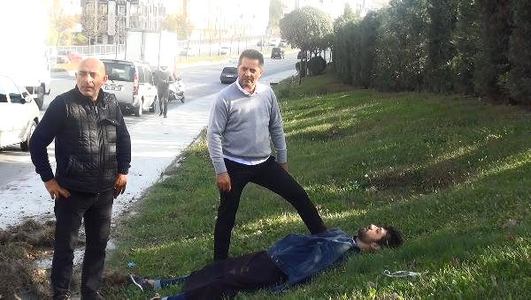 Sultangazi'de üşümesin diye yaralının üzerini kendi montuyla örttü