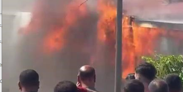 Sultangazi'de yangın! İş yerinin çatısı alev aldı