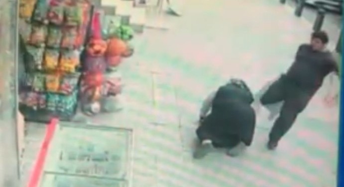 Sultangazi'de zihinsel engelli şahıs sokak ortasında annesine saldırdı