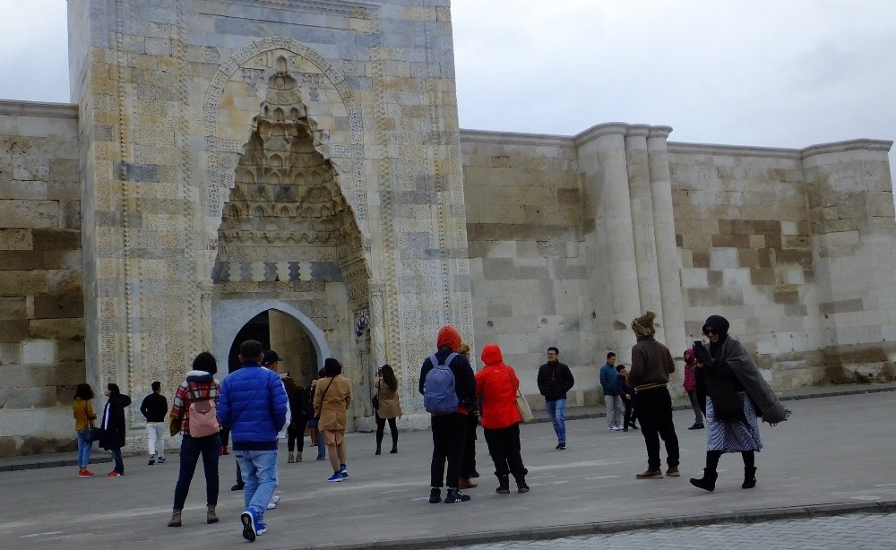 Sultanhanı Kervansarayı’na Uzakdoğulu turistlerden yoğun ilgi 