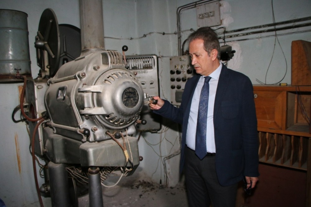 Sulu sistemle çalışan sinema makinesi görenleri şaşırtıyor 