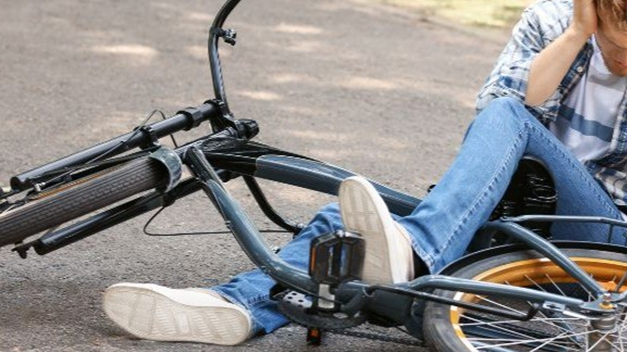 Sulukta durduğu gibi durmuyor... Alkollü bisiklet sürücüsüne ceza