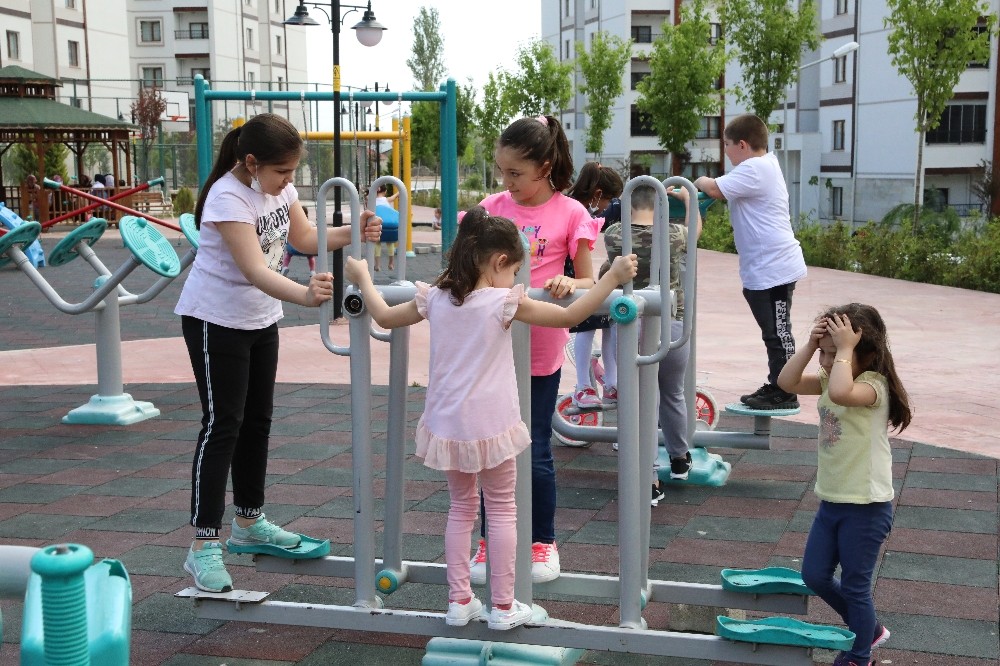 Suluova’da parklar çocuklar gibi şendi bugün 