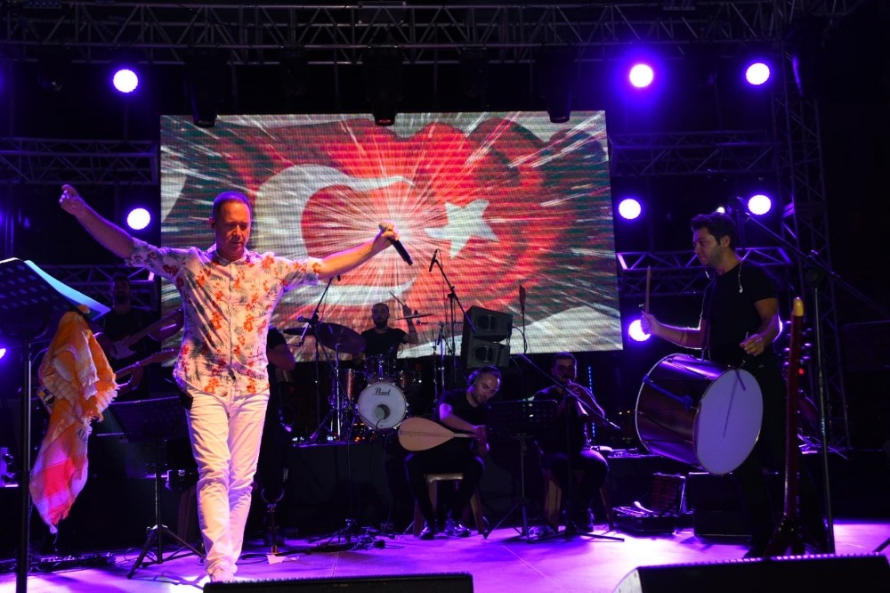 Sümer Ezgü’den Salihli’de türkü ziyafeti 