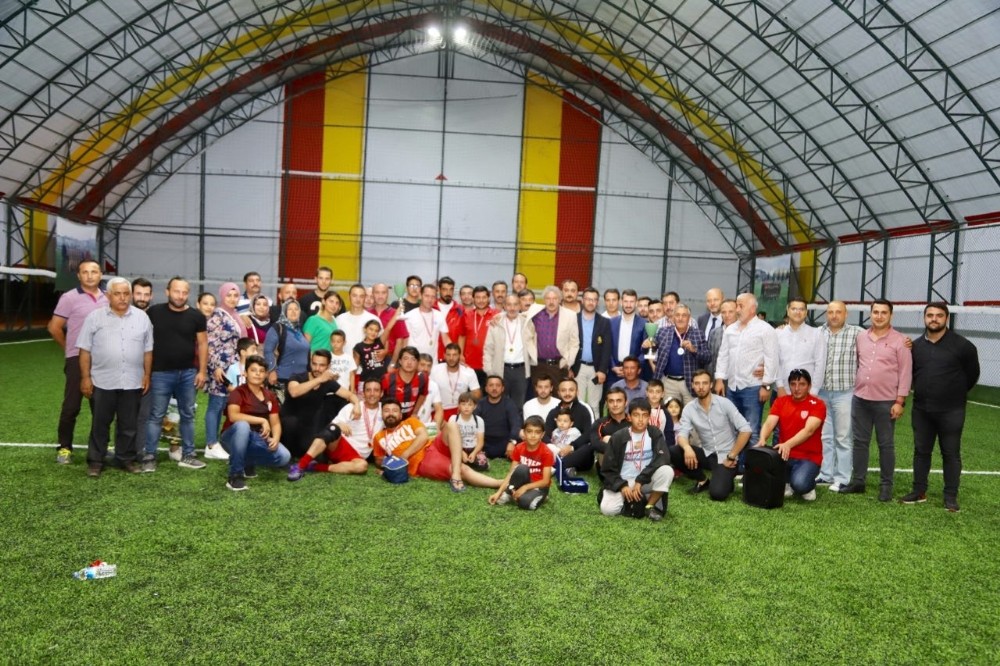Sümer Mahallesi, mahalleler arası futbol turnuvasında şampiyon oldu 