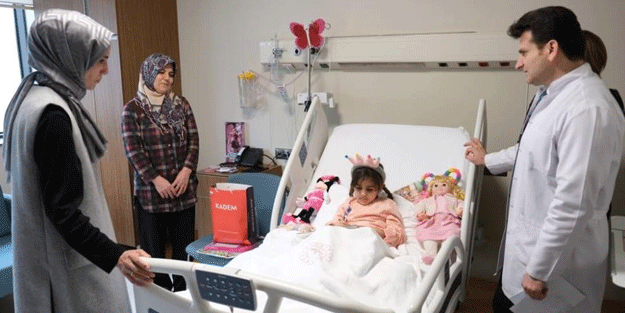 Sümeyye Bayraktar, depremzedeleri ziyaret etti