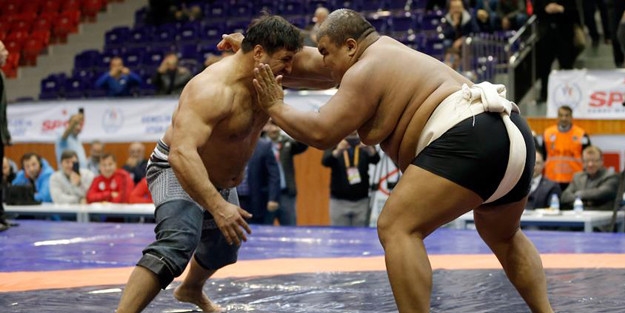 Sumo güreşçisi ve 'Pehlivan' güreşe tutuştular
