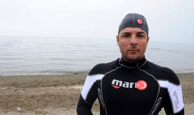 Sunaçoğlu şehitler için 9,5 saat yüzdü