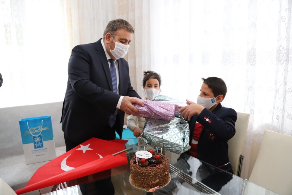 Sunar, Palandökenli çocukların 23Nisan coşkusunu paylaştı 