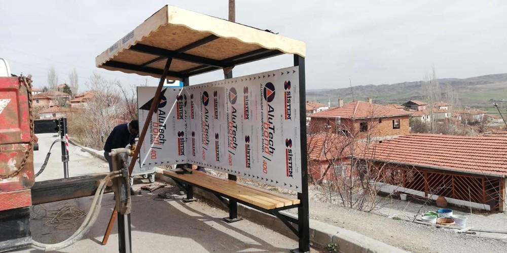 Sungurlu Belediyesi otobüs duraklarını kendisi yapıyor 