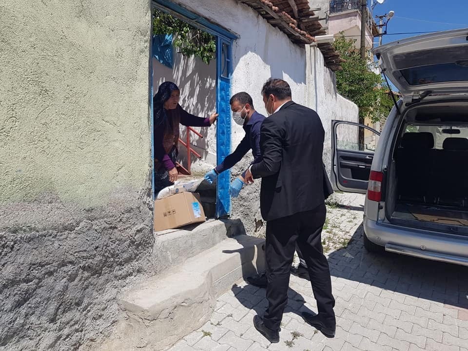 Sungurlu Belediyesi yardım kolilerini dağıtımını sürdürüyor 