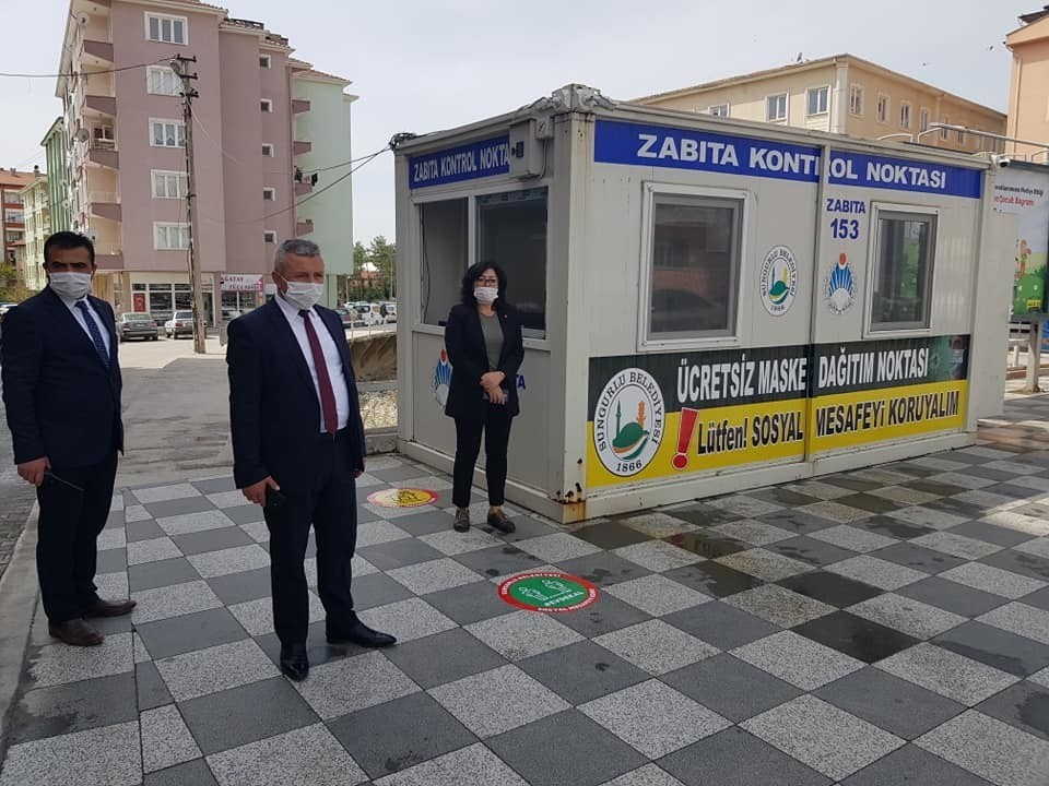 Sungurlu Belediyesi’nden vatandaşlara ücretsiz maske 