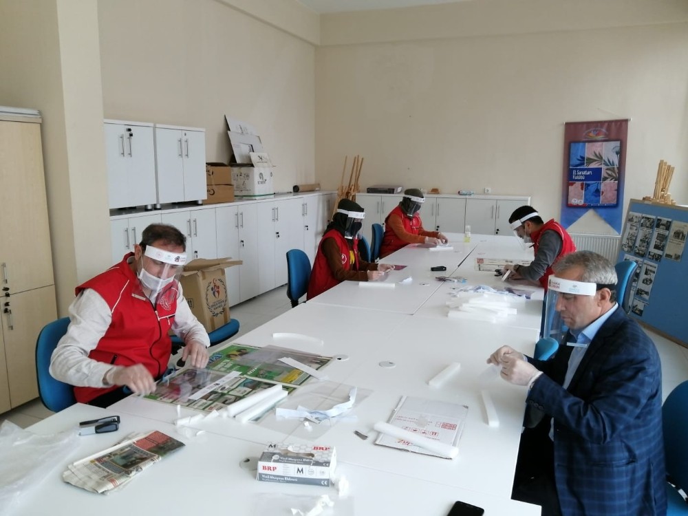 Sungurlu Gençlik Merkezi’nde maske mesaisi 