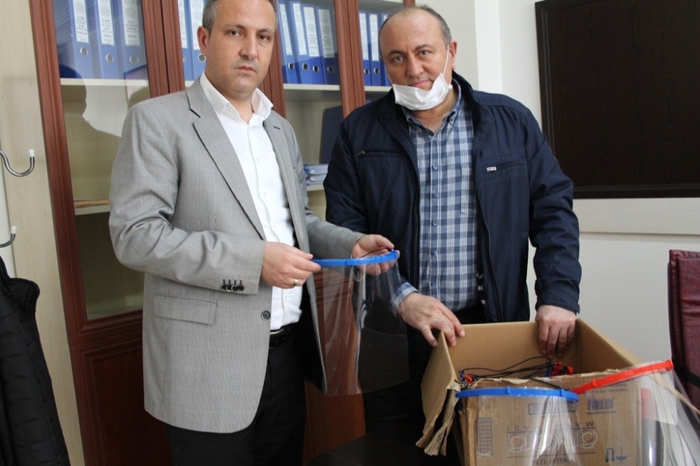 Sungurlu’da ATT’ler için yüz koruyucu siperlikleri ürettiler 