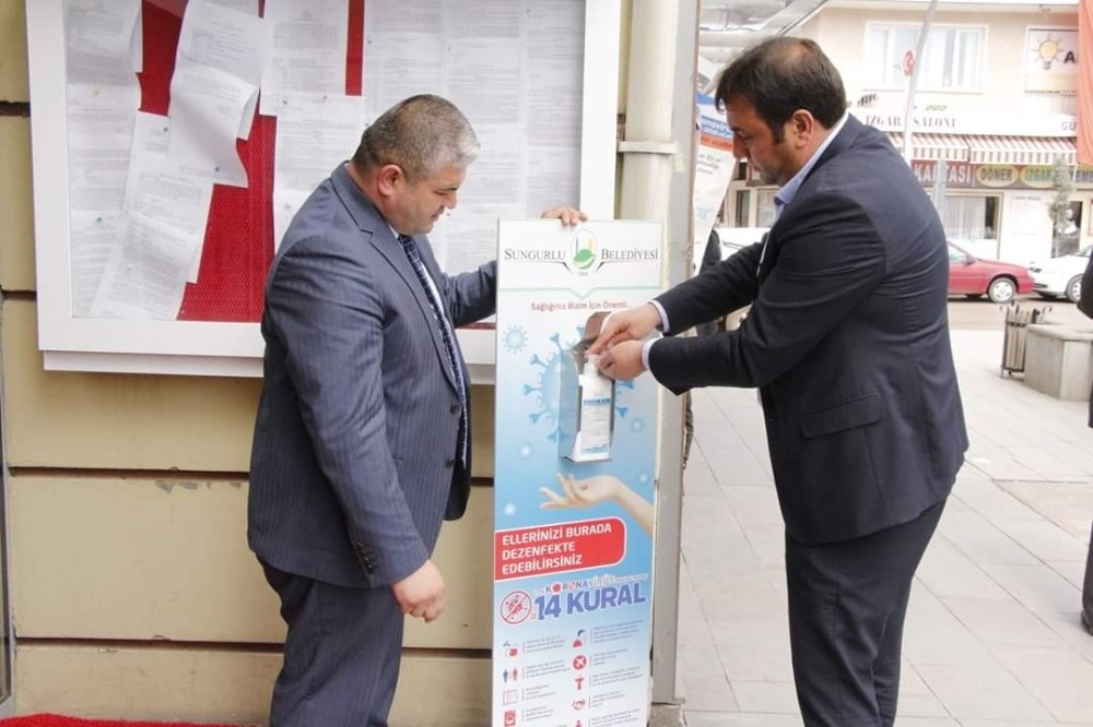 Sungurlu’da caddelere dezenfektan yerleştirildi 