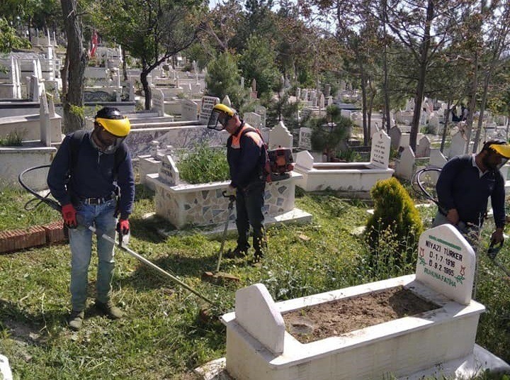 Sungurlu’da mezarlıklarda hummalı çalışma 