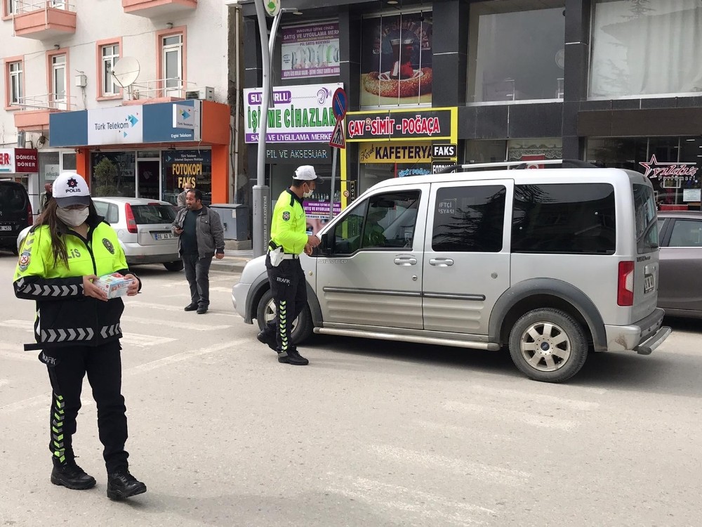 Sungurlu’da sürücülere maske ve broşür dağıtıldı 