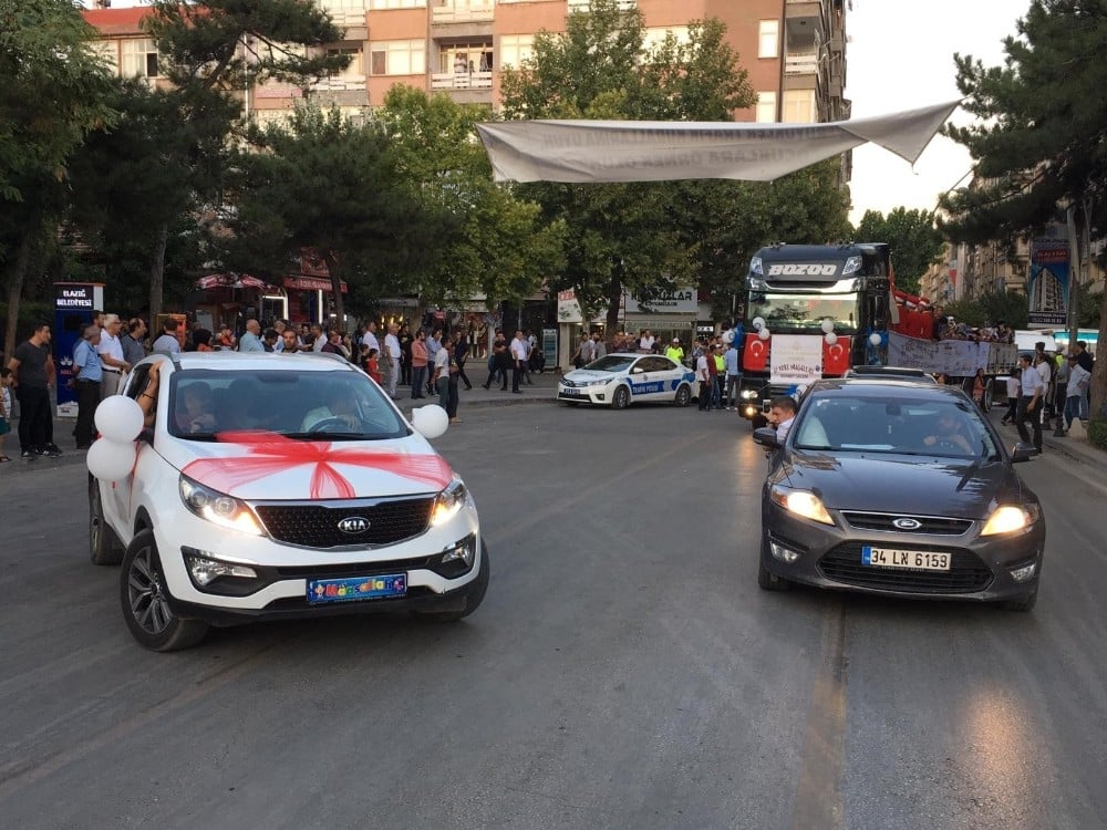 Sünnet olan çocuklara Mehteran eşliğinde tırla şehir turu 
