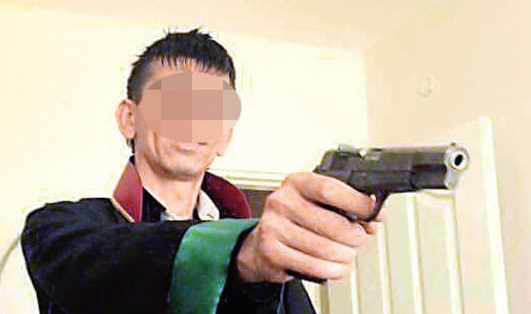 Sunucuya cübbeli silahlı evlilik teklifi