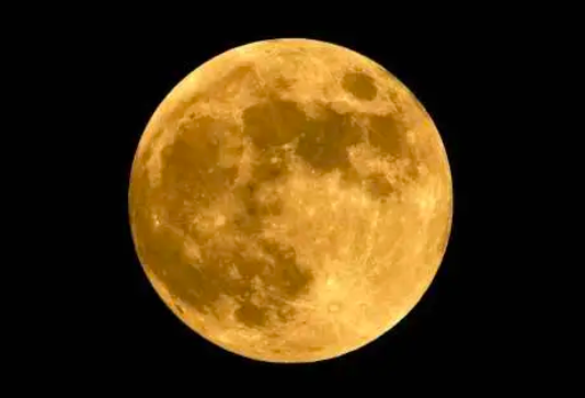 ‘Süper Ay’ Ahlat semalarında kartpostallık manzara oluşturdu