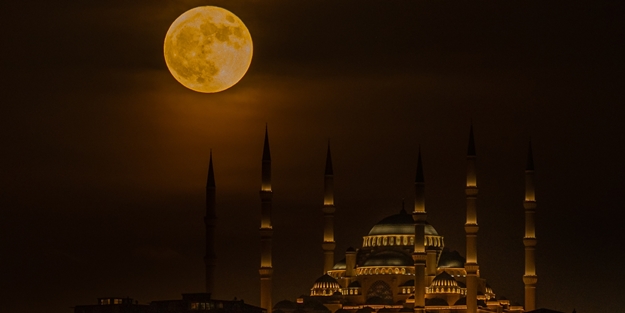 Süper Ay’ın Çamlıca Camii ile buluşması görsel şölen yaşattı