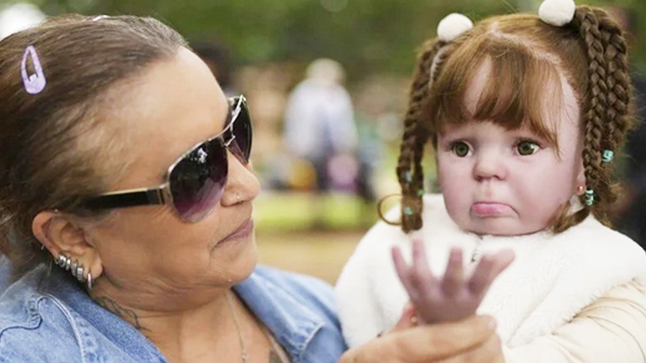 Süper gerçekçi bebek akımı! Şimdi de moda oldu! Oyuncak değil sözleri tepki çekti!