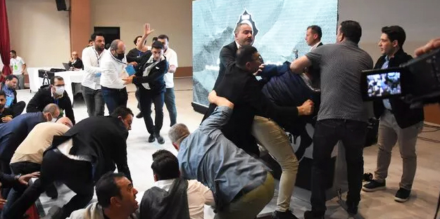 Süper Lig ekibinin kongresi savaş alanına döndü