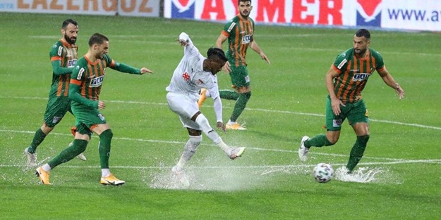 Süper Lig maçına yağmur engeli