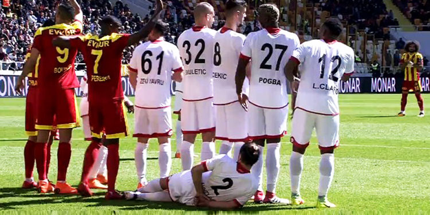 Süper Lig'de şaşırtan görüntü! Hakem ayağa kaldırdı