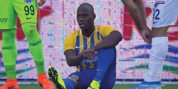 Süper Lig’de şaşırtan olay! Uzun süre penaltı noktasından kalkmadı