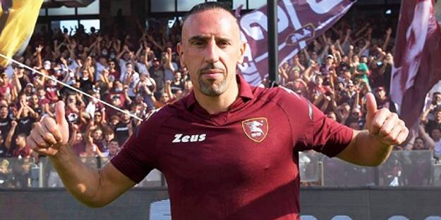 Süper Lig'den de yolu geçen efsane futbolcu bırakıyor...