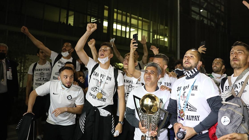 Süper Lig'e yükselen Altay'ı İzmir'de taraftarlar karşıladı