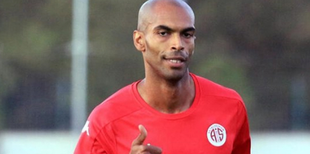 Süper Lig'in yıldız isminin ailesi kaza geçirdi: Oğlunun durumu kritik! Böyle bir kaza görülmedi...