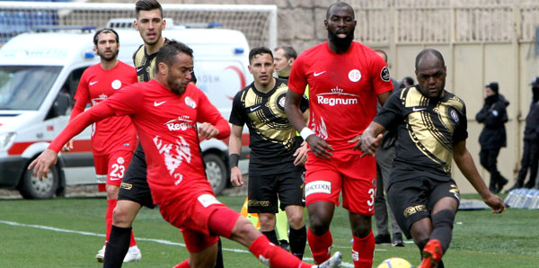 Süper Lig'in zirvesi kadar dibi de yanıyor