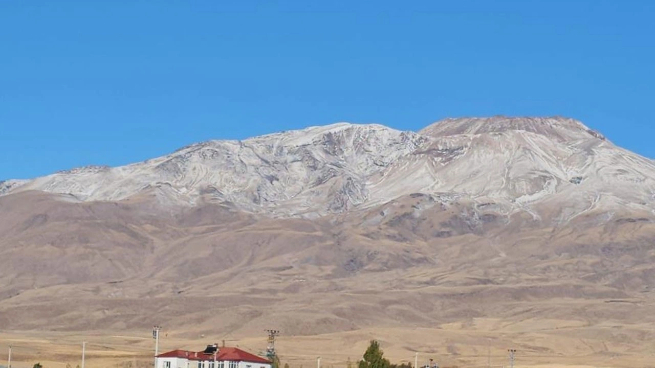 Süphan Dağı beyaz gelinliği giydi