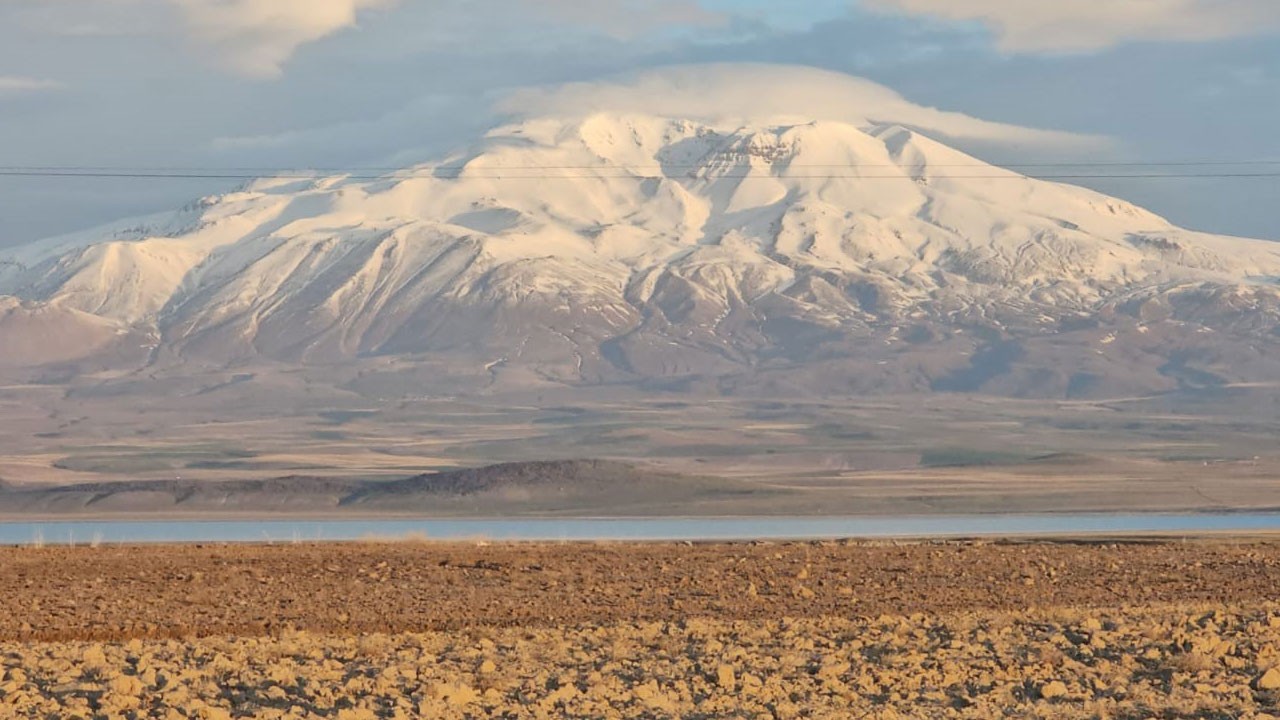 Süphan Dağı gökyüzüne mercek tuttu