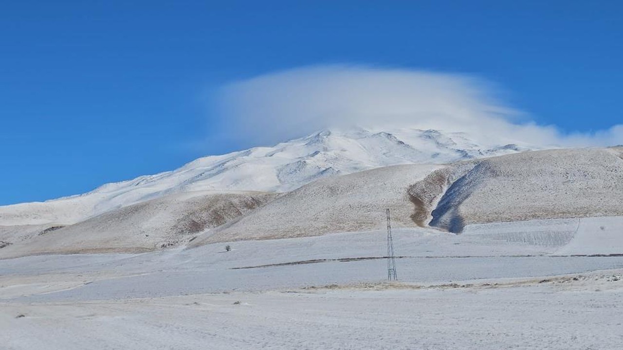 Süphan Dağı'nda mercek bulutu manzarası göz kamaştırdı