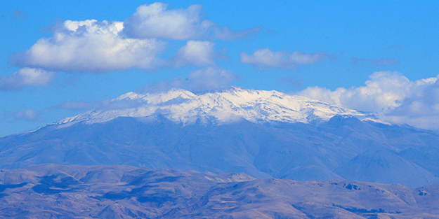 Süphan Dağı'nın zirvesi karla kaplandı