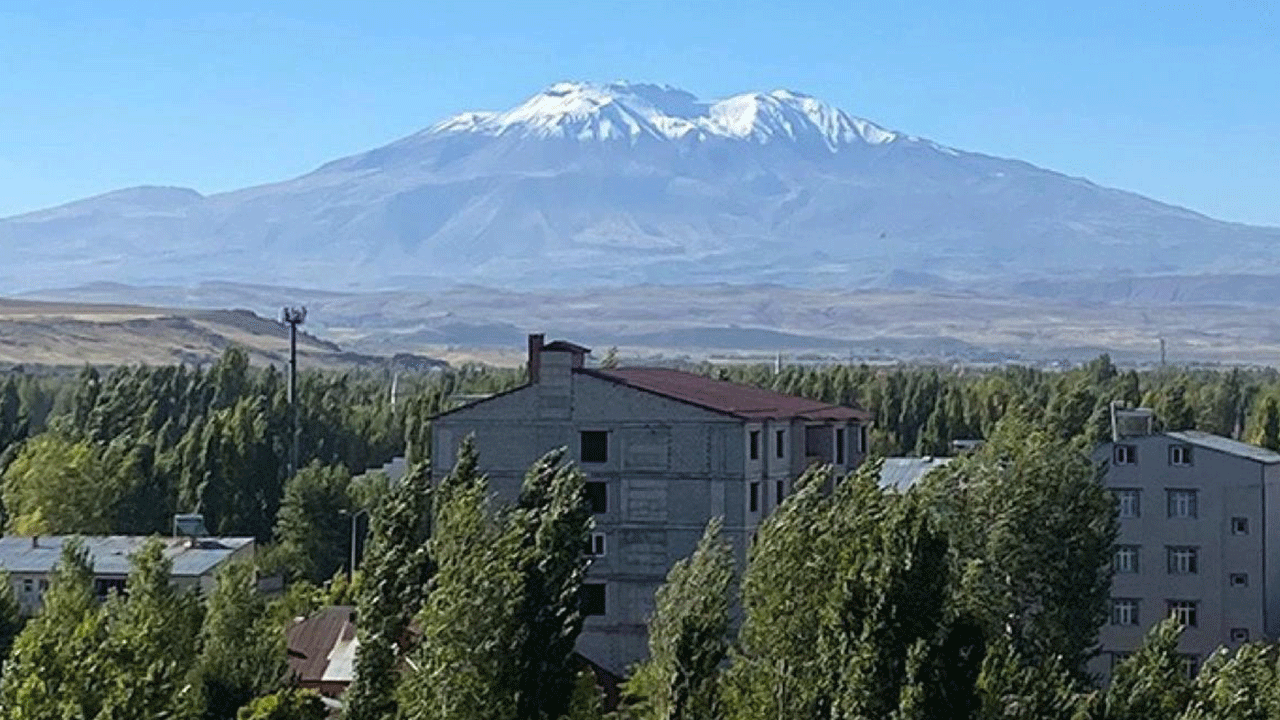 Süphan Dağı'nın zirvesi karla kaplandı