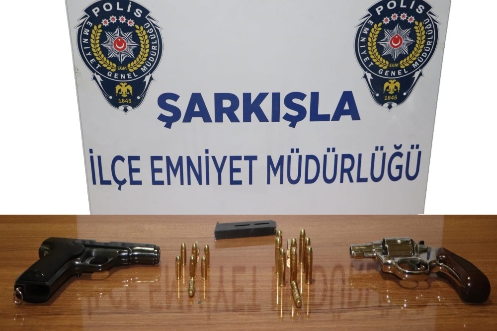 Şüphe ile durdurulan araçta silah ele geçirildi 
