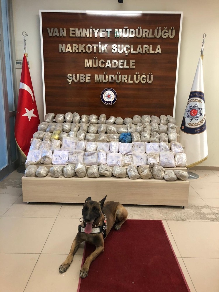 Şüphe üzerine durdurulan araçta çuval çuval eroin ele geçirildi 