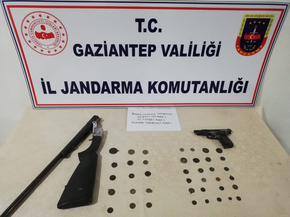 Şüphe üzerine durdurulan araçta tarihi sikkeler ele geçirildi 