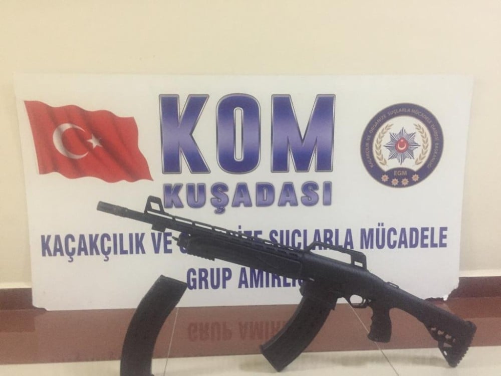 Şüphe üzerine durdurulan araçtan ruhsatsız şarjörlü yarı otomatik tüfek çıktı 