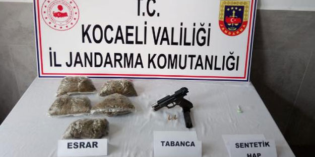 Şüphe üzerine durdurulan otomobilden yarım kilo esrar çıktı